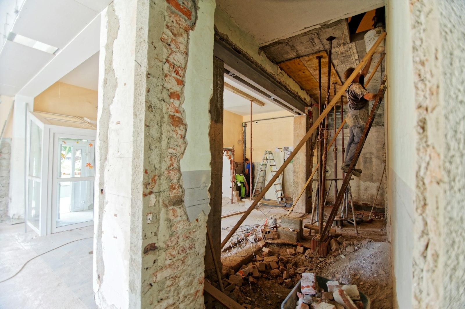 Chantier de rénovation énergétique en cours dans un bâtiment